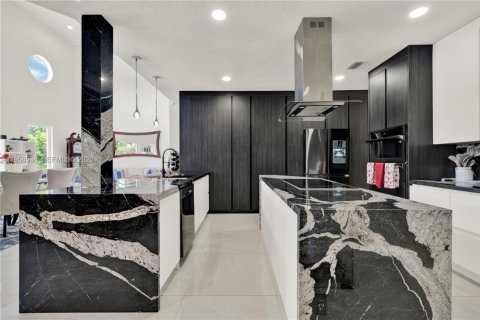 House in Plantation, Florida 5 bedrooms, 455.69 sq.m. № 2080549 - photo 15