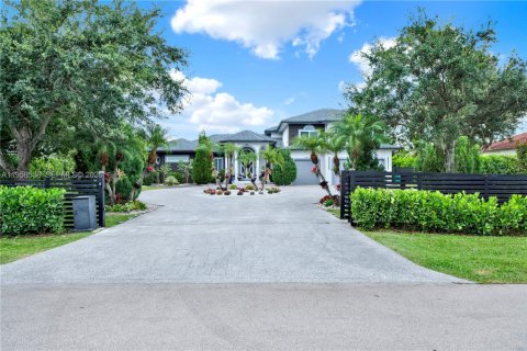 House in Plantation, Florida 5 bedrooms, 455.69 sq.m. № 2080549 - photo 3