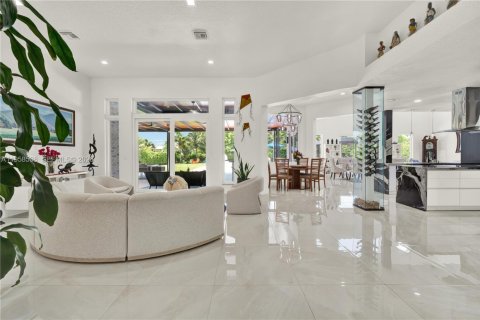 House in Plantation, Florida 5 bedrooms, 455.69 sq.m. № 2080549 - photo 9