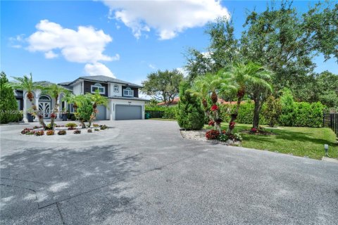 House in Plantation, Florida 5 bedrooms, 455.69 sq.m. № 2080549 - photo 5