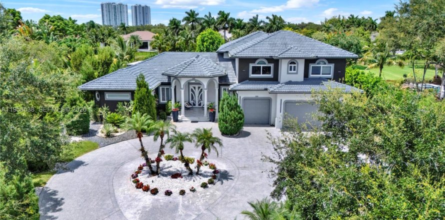 House in Plantation, Florida 5 bedrooms, 455.69 sq.m. № 2080549