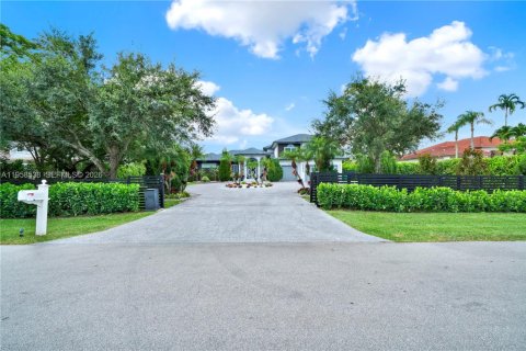 House in Plantation, Florida 5 bedrooms, 455.69 sq.m. № 2080549 - photo 2