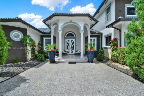 House in Plantation, Florida 5 bedrooms, 455.69 sq.m. № 2080549 - photo 7