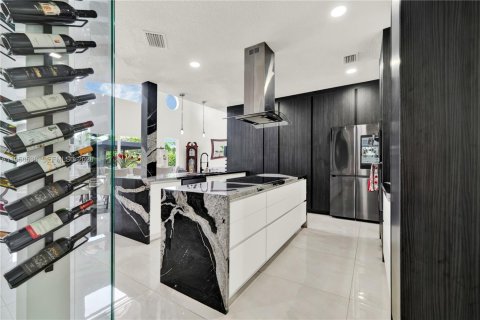 House in Plantation, Florida 5 bedrooms, 455.69 sq.m. № 2080549 - photo 17