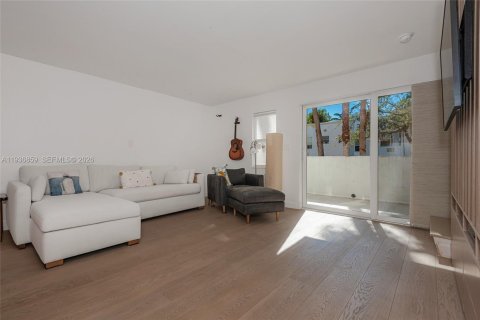 Condo in Miami Beach, Florida, 3 bedrooms  № 1995996 - photo 3