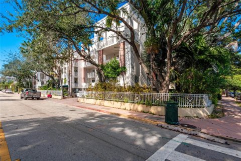 Condo in Miami Beach, Florida, 3 bedrooms  № 1995996 - photo 28