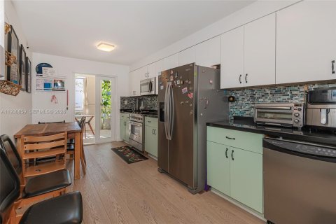 Condo in Miami Beach, Florida, 3 bedrooms  № 1995996 - photo 9