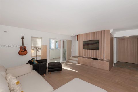 Condo in Miami Beach, Florida, 3 bedrooms  № 1995996 - photo 2