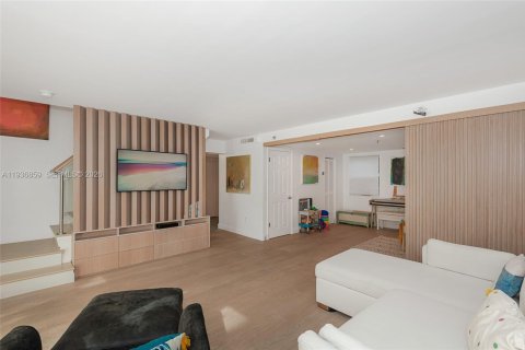 Condo in Miami Beach, Florida, 3 bedrooms  № 1995996