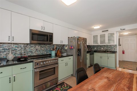 Condo in Miami Beach, Florida, 3 bedrooms  № 1995996 - photo 11