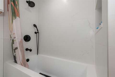 Condo in Miami Beach, Florida, 3 bedrooms  № 1995996 - photo 17