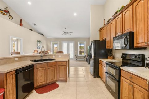 House in Eagle Lake, Florida 4 bedrooms, 184.5 sq.m. № 2406365 - photo 3