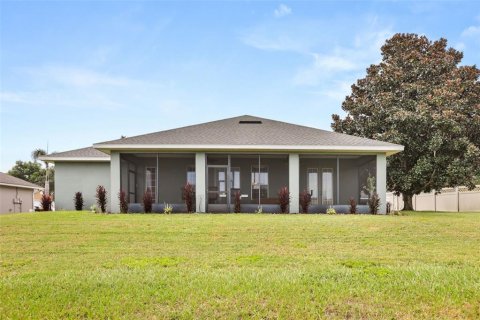 House in Eagle Lake, Florida 4 bedrooms, 184.5 sq.m. № 2406365 - photo 15