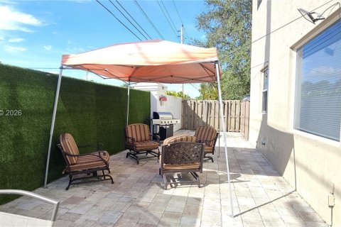 Купить виллу или дом в Пемброк-Пайнс, Флорида 4 спальни, 225.57м2, № 2041149 - фото 30