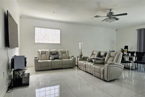 Купить виллу или дом в Пемброк-Пайнс, Флорида 4 спальни, 225.57м2, № 2041149 - фото 15