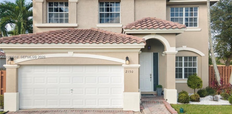 Дом в Пемброк-Пайнс, Флорида 4 спальни, 225.57м2 № 2041149