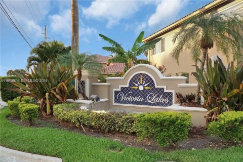 Купить виллу или дом в Пемброк-Пайнс, Флорида 4 спальни, 225.57м2, № 2041149 - фото 2