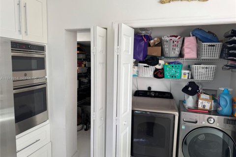 Купить виллу или дом в Пемброк-Пайнс, Флорида 4 спальни, 225.57м2, № 2041149 - фото 13