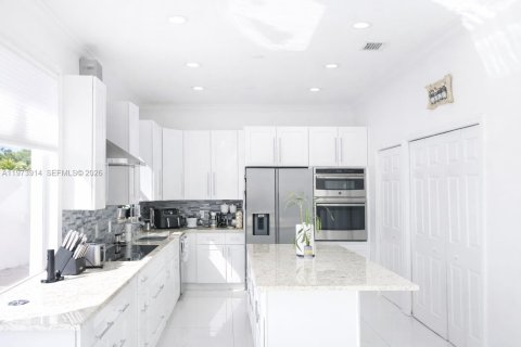 Купить виллу или дом в Пемброк-Пайнс, Флорида 4 спальни, 225.57м2, № 2041149 - фото 11