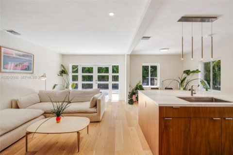Casa en venta en Miami, Florida, 2 dormitorios, 97.83 m2 № 2078094 - foto 3