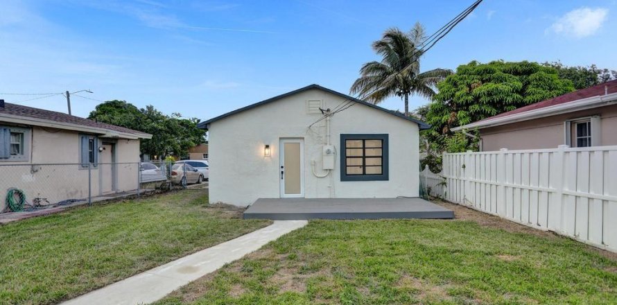 House in Hollywood, Florida 2 bedrooms, 88.26 sq.m. № 1224453
