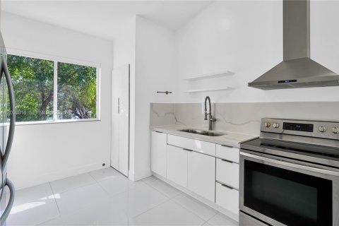 Condo in Miami, Florida, 2 bedrooms № 2146448 - photo 13