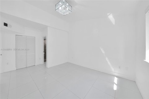 Condo in Miami, Florida, 2 bedrooms № 2146448 - photo 5