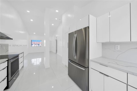 Condo in Miami, Florida, 2 bedrooms № 2146448 - photo 6