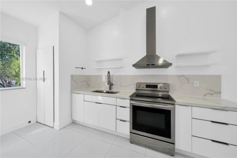 Condo in Miami, Florida, 2 bedrooms № 2146448 - photo 10