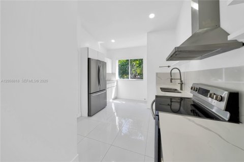 Condo in Miami, Florida, 2 bedrooms № 2146448 - photo 12
