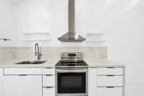 Condo in Miami, Florida, 2 bedrooms № 2146448 - photo 11