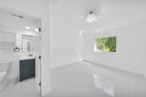 Condo in Miami, Florida, 2 bedrooms № 2146448 - photo 3
