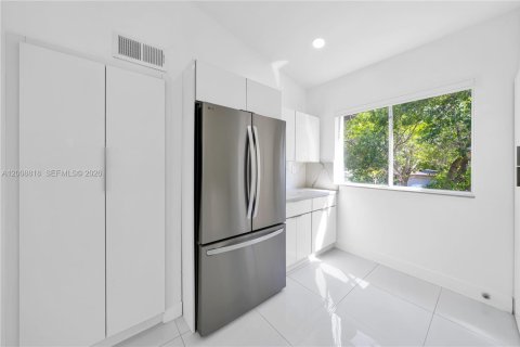 Condo in Miami, Florida, 2 bedrooms № 2146448 - photo 8