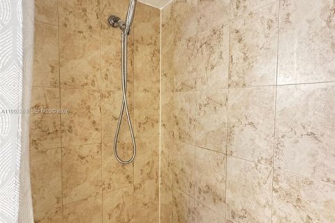Condominio en alquiler en Hallandale Beach, Florida, 1 dormitorio, 65.5 m2 № 2057179 - foto 13