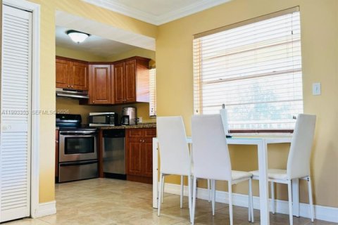 Condominio en alquiler en Hallandale Beach, Florida, 1 dormitorio, 65.5 m2 № 2057179 - foto 2