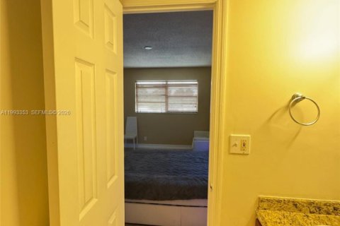 Condominio en alquiler en Hallandale Beach, Florida, 1 dormitorio, 65.5 m2 № 2057179 - foto 11