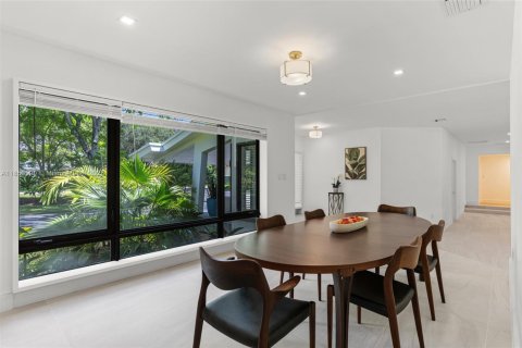 House in Pinecrest, Florida 6 bedrooms, 466.28 sq.m. № 1978381 - photo 17