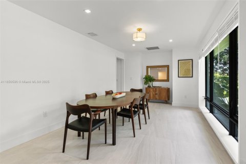 House in Pinecrest, Florida 6 bedrooms, 466.28 sq.m. № 1978381 - photo 15