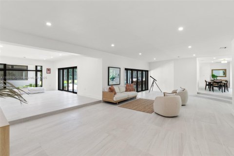 House in Pinecrest, Florida 6 bedrooms, 466.28 sq.m. № 1978381 - photo 11