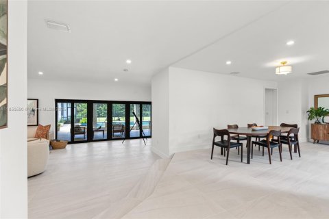 House in Pinecrest, Florida 6 bedrooms, 466.28 sq.m. № 1978381 - photo 7