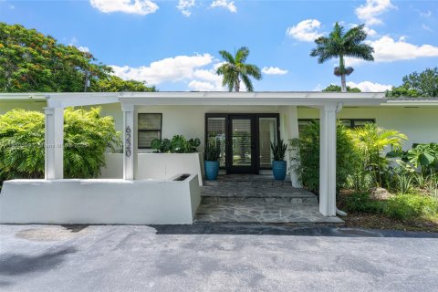 House in Pinecrest, Florida 6 bedrooms, 466.28 sq.m. № 1978381 - photo 2