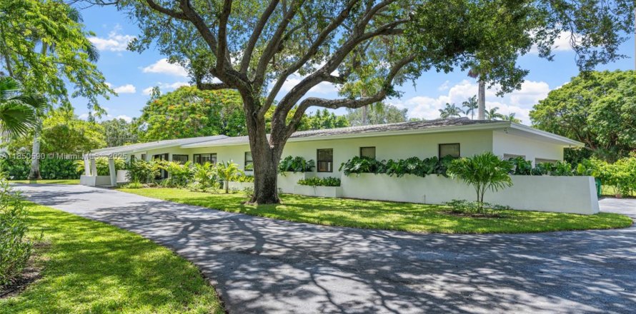 House in Pinecrest, Florida 6 bedrooms, 466.28 sq.m. № 1978381