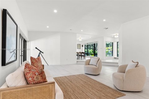 House in Pinecrest, Florida 6 bedrooms, 466.28 sq.m. № 1978381 - photo 13