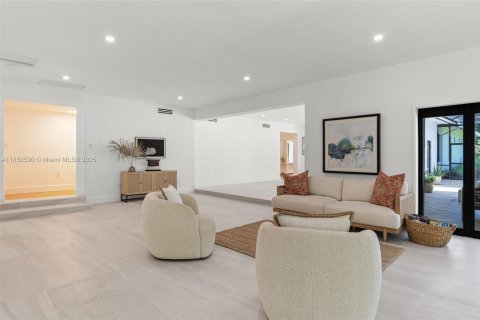 House in Pinecrest, Florida 6 bedrooms, 466.28 sq.m. № 1978381 - photo 10