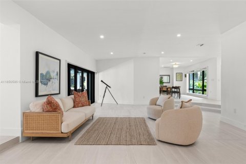 House in Pinecrest, Florida 6 bedrooms, 466.28 sq.m. № 1978381 - photo 12