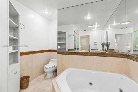 House in Pinecrest, Florida 6 bedrooms, 466.28 sq.m. № 1978381 - photo 28