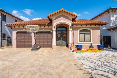 Villa ou maison à vendre à Miami, Floride: 4 chambres, 224.82 m2 № 1966380 - photo 1