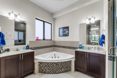 Villa ou maison à vendre à Miami, Floride: 4 chambres, 224.82 m2 № 1966380 - photo 20