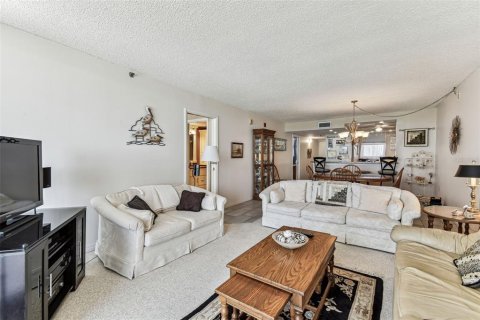 Condo in Madeira Beach, Florida, 2 bedrooms  № 1635100 - photo 21