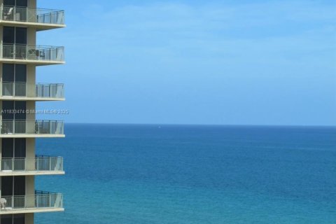 Снять в аренду кондоминиум в Халландейл-Бич, Флорида 1 спальня, 92.9м2, № 1957530 - фото 1